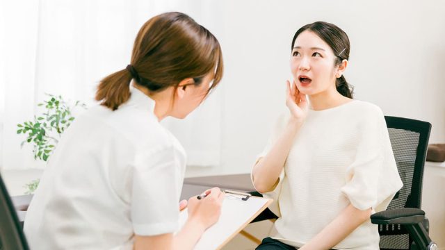 Doctor examining a patient who is suffering from jaw pain